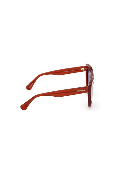 Gafas de sol rectangulares rojas con un acabado brillante. Las varillas tienen una curva sutil y un logo de la marca. Las lentes son oscuras y de forma rectangular.