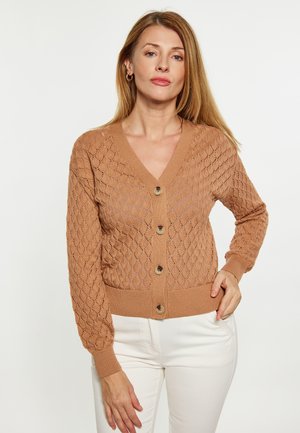 Lichtbruine gebreide cardigan met een diamantpatroon, V-hals en vijf grote knopen aan de voorkant. Geribbelde manchetten en zoom.