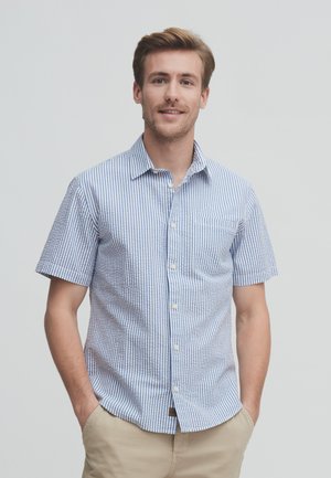 Kurzärmliges Hemd in Blau- und Weißstreifen, mit einer Brusttasche, klassischem Kragen und entspanntem Schnitt. Weicher, strukturierter Stoff.