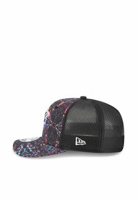 Schwarze Mesh-Haube mit einem farbenfrohen Spritzdesign, gebogenem Schild und gesticktem Logo auf der Vorderseite.