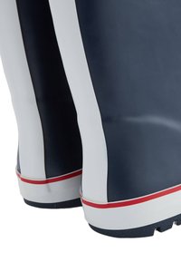 Bottes en caoutchouc marines avec des rayures d'accentuation blanches et rouges, dotées d'une texture lisse et de semelles noires texturées pour l'adhérence.