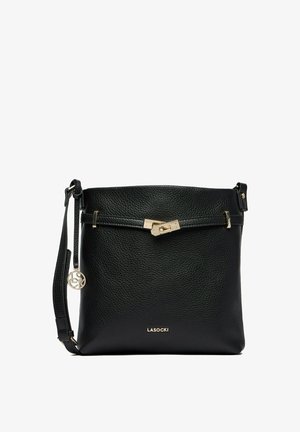 Borsa a tracolla in pelle nera con trama, dotata di tracolla regolabile, dettaglio con chiusura dorata e nome del marchio "LASOCKI" impresso sul davanti.