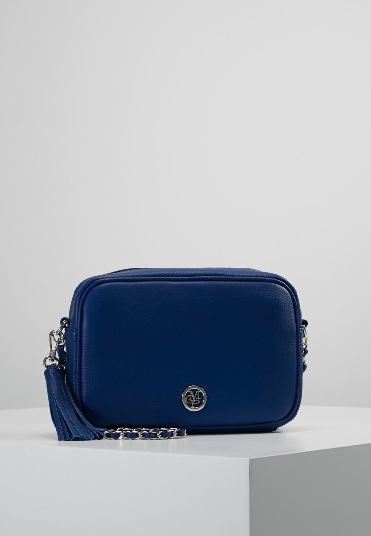 Borsa a tracolla in pelle blu con forma rettangolare, hardware in tonalità argento e accentuazione con nappine. Dotata di chiusura con zip e logo.