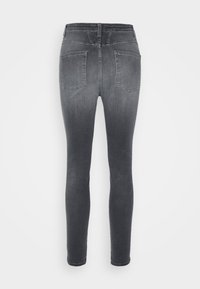 Jeans ajustados de mezclilla gris oscuro con una textura suave, que cuentan con dos bolsillos traseros y un diseño entallado que se estrecha en el tobillo.