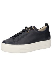 Baskets en cuir bleu marine avec une finition texturée, semelle plateforme blanche et lacets foncés. Présentent des œillets dorés et un col rembourré pour le confort.