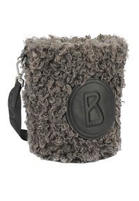 Borsa a secchiello grigia con texture riccia, dotata di una toppa in pelle con logo, tracolla regolabile e hardware in argento.