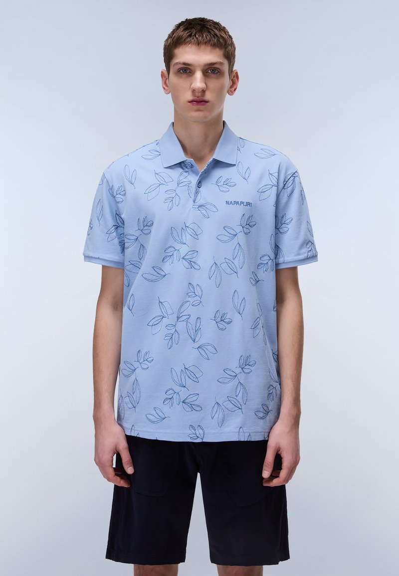 Polo shirt blu chiaro con ricami a foglia blu, dotato di colletto e maniche corte, abbinato a pantaloni corti scuri.
