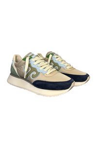 Sneakers beige e blu navy con accenti in suede, materiale testurizzato, dettagli a contrasto blu e verde, e lacci piatti su uno sfondo bianco.