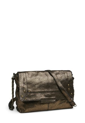 Sac à bandoulière en cuir bronze métallisé avec rabat plié, bandoulière chaîne et détails cloutés ; présente une surface texturée et des accents lisses.