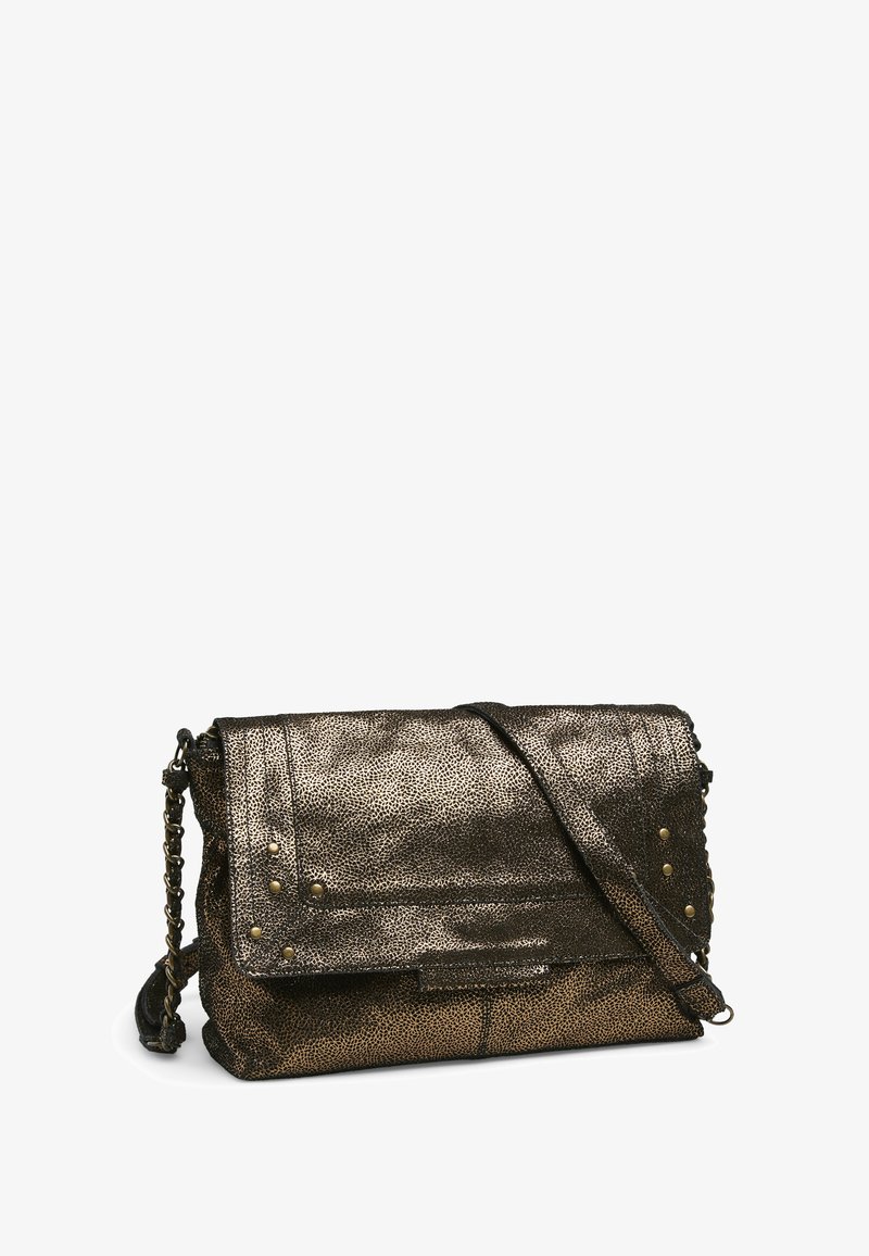 Sac à bandoulière en cuir bronze métallisé avec rabat plié, bandoulière chaîne et détails cloutés ; présente une surface texturée et des accents lisses.