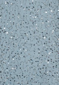 Lichtblauwe stof met dicht op elkaar genaaide zilveren pailletten en kleine kralen die golvende, onregelmatige kromme lijnen over het oppervlak vormen.