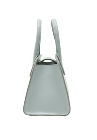 Jasnoniebieska skórzana torebka w kształcie trójkąta, z dwoma uchwytami u góry, gładką teksturą i minimalistycznym designem. Posiada zapięcie u góry.