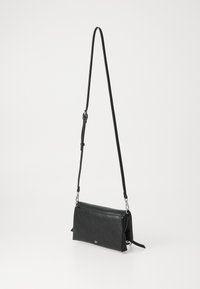 Borsa a tracolla in pelle nera con superficie testurizzata, forma rettangolare, tracolla regolabile e dettagli in metallo argentato.