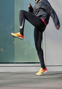 Nike Performance W NK DF SWSH RUN MR - Tajice - black/reflective silver/white