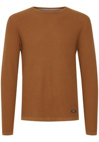 Cămașă lungă cu mâneci din material tricotat texturat, de culoare maronie, având guler rotund și un eticheta cu logo în partea stângă jos.