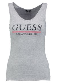 Top in maglia grigia con righe e scollatura a V, caratterizzato da testo nero "GUESS" e una linea rossa di accento. Realizzato in tessuto morbido e elasticizzato.