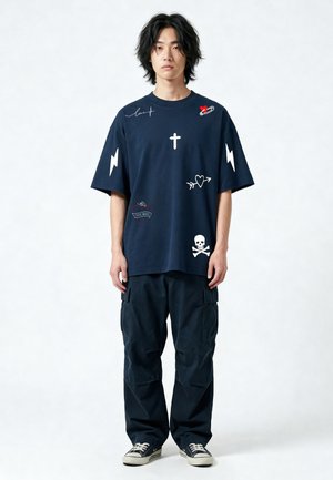Mira Paris, TATTOO MI AMOR OVERSIZED DROPPED SHOULDER TEE 26 UNISEX - T-shirt imprimé - navy