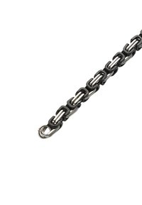 Metallkette-Armband mit wechselnden schwarzen und silbernen Gliedern, einer glatten Textur und einem runden Verschluss an einem Ende.