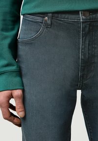 Wrangler LARSTON - Jeans slim fit - ocean storm