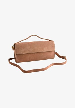 Rechthoekige bruine suède crossbodytas met bovenhandgreep, lange verstelbare riem en overslagklep sluiting tegen een witte achtergrond.