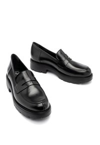 Czarne skórzane mokasyny o gładkim wykończeniu, kwadratowym nosku i ozdobnym pasku na górze. Gruba gumowa podeszwa dla dodatkowej trwałości.