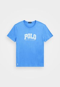 Blå bomullströja med en vit "POLO RALPH LAUREN" logotyp över bröstet och en liten logotyp på fållen. Rund hals och korta ärmar.
