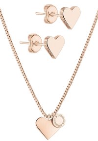 Roze gouden ketting met hartvormige hanger en kleine ronde tag, gecombineerd met bijpassende hartvormige stud oorbellen. Gladde afwerking, minimalistisch ontwerp.