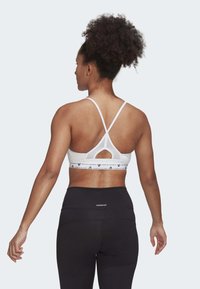 adidas Performance AEROREACT - Lengvai krūtinę prilaikanti sportinė liemenėlė - white