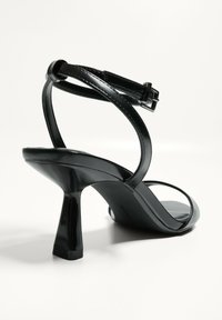 Bershka Sandale s visokom petom - black
