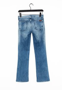Pantalones vaqueros de denim azul con un ligero desvanecimiento, con un diseño de pierna recta, cinco bolsillos y un parche de logo de cuero marrón.