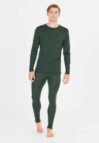 Groene thermoshirt met lange mouwen en bijpassende leggings, gemaakt van een lichtgewicht, gestructureerde stof, met een ronde halslijn en een aansluitend ontwerp.