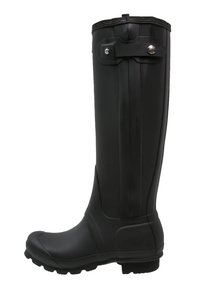 Bota negra de goma hasta la rodilla con un acabado texturizado, correa ajustable con herrajes de metal y una puntera reforzada para mayor durabilidad.