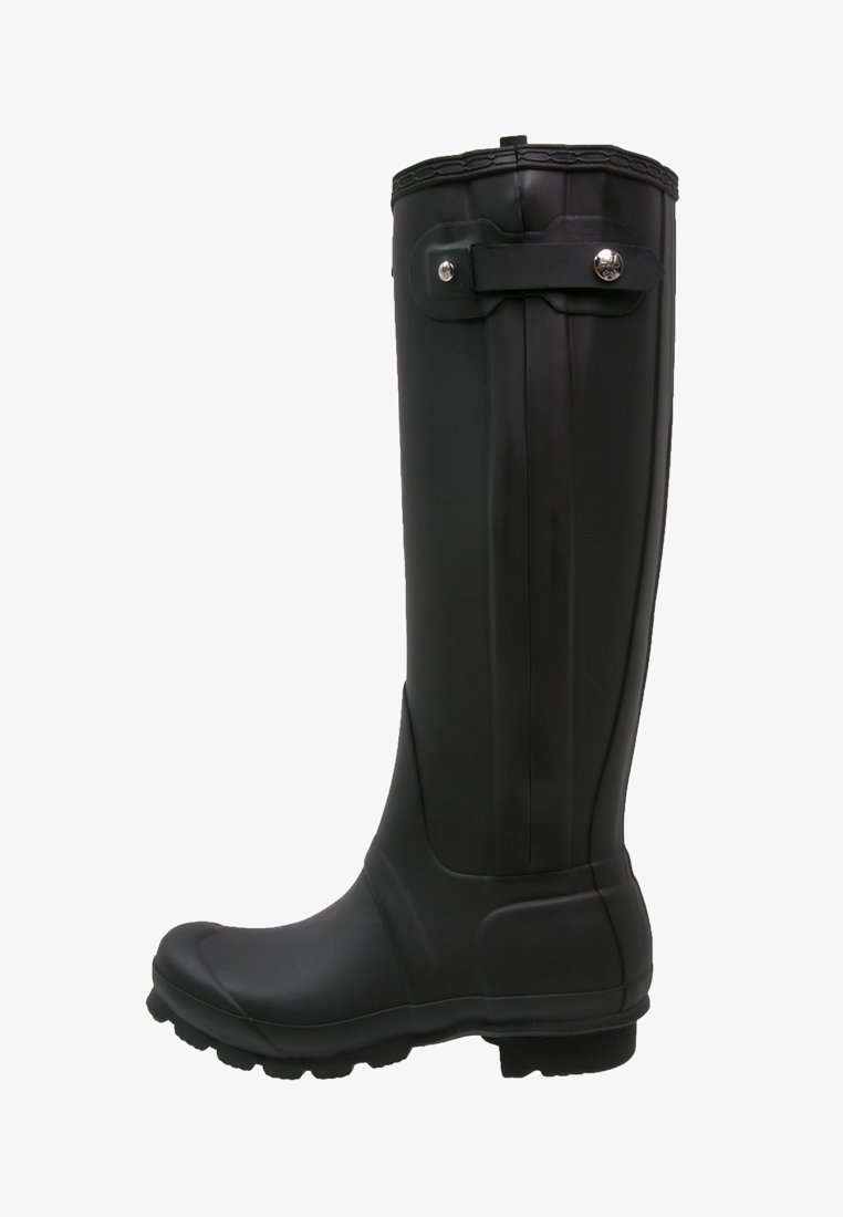Bota negra de goma hasta la rodilla con un acabado texturizado, correa ajustable con herrajes de metal y una puntera reforzada para mayor durabilidad.