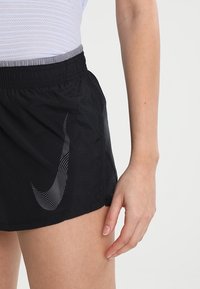 Nike Performance Pantalón corto de deporte - black