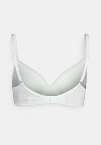 Weißer BH mit gepolsterten, dreieckigen Cups, verstellbaren Trägern und einem Haken- und Ösenverschluss; glattes Material mit einem subtilen Glanz und Spitzenbesatz.