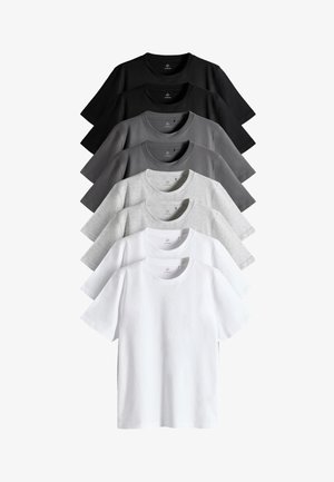 Sette t-shirt semplici con scollo rotondo nei colori nero, grigio scuro, grigio medio, grigio chiaro e bianco, disposte in una pila verticale a strati.