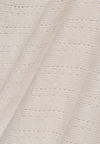 Tessuto beige chiaro con una trama testurizzata, caratterizzato da righe orizzontali e piccole aperture punteggiate all'interno del disegno. Texture morbida e flessibile.