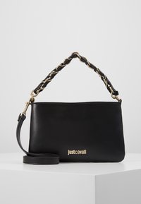 Svart läder axelväska med guldkedja och läderflätat handtag, guld "Just Cavalli"-logotyp på framsidan, vilande på en vit yta.