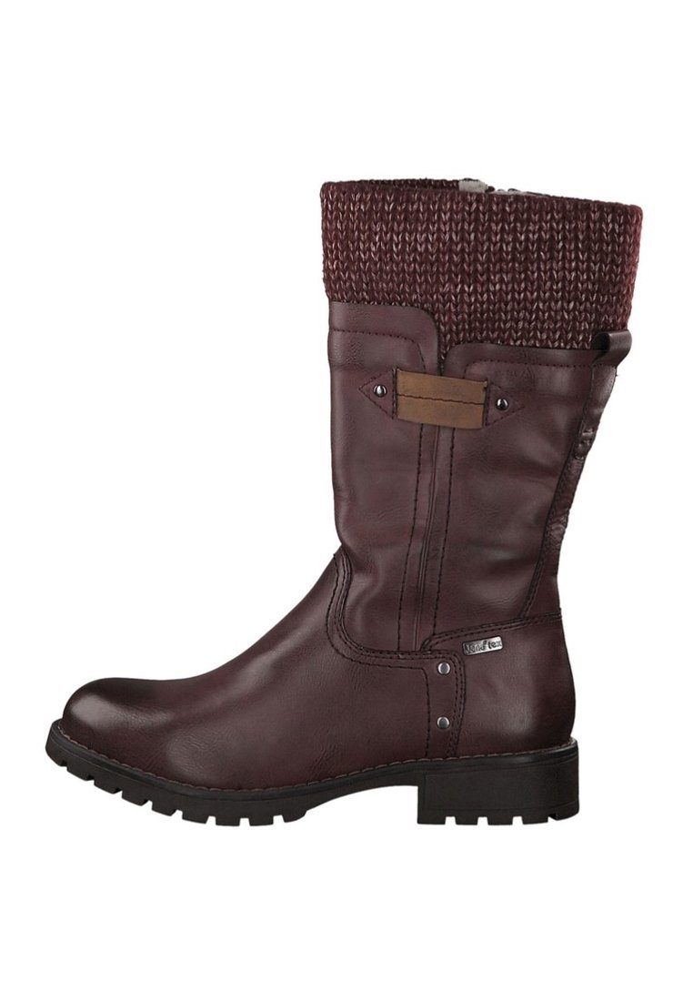 Bottine en cuir marron avec un poignet en tricot bordeaux, dotée d'une fermeture éclair sur le côté, d'une surface texturée et d'une semelle en caoutchouc robuste.