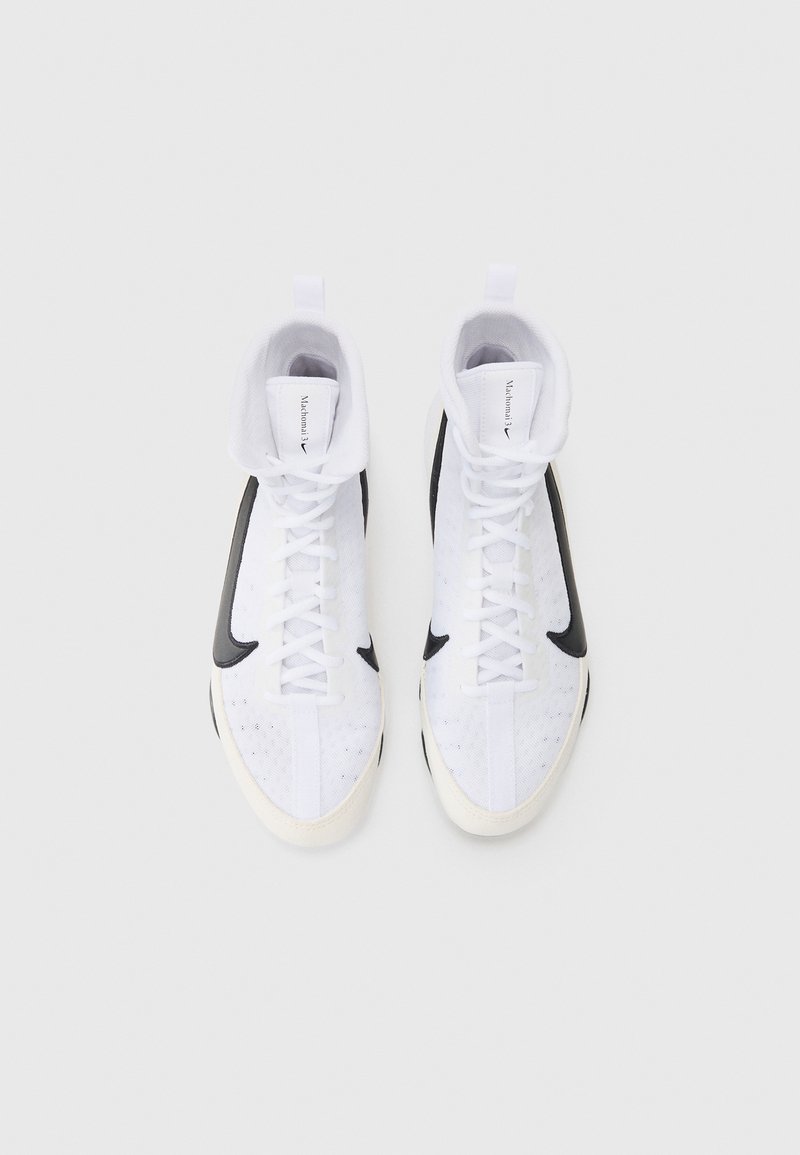 Witte hoge sneakers met een textuur, zwarte accenten en witte veters. Heeft een ronde neus en een gevoerde enkelkraag.