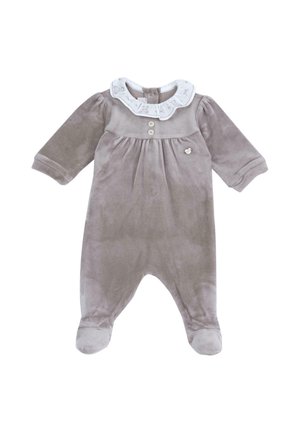 Grenouillère bébé gris doux à manches longues avec pieds, col à volants blanc avec petits imprimés ours en peluche et ciseaux, et deux boutons sur la poitrine.