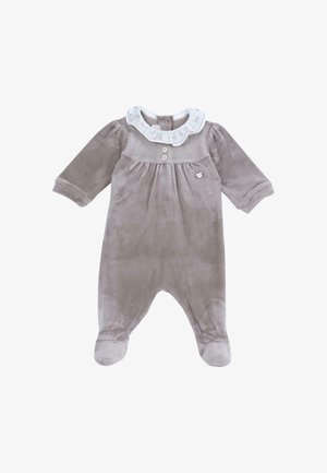 Grenouillère bébé gris doux à manches longues avec pieds, col à volants blanc avec petits imprimés ours en peluche et ciseaux, et deux boutons sur la poitrine.