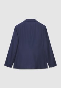 Marineblauer, maßgeschneiderter Blazer mit glatter Textur, betonten Schultern, Revers mit Kerben und einem einzelnen Schlitz hinten; mit Knopfmanschetten ausgestattet.