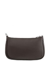 Borsa in pelle marrone con finitura testurizzata, chiusura con zip e hardware argentato. Forma arrotondata con dettagli di cucitura discreti. Design compatto.