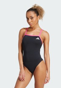 Zwarte badpak met roze banden en accenten, met een minimalistisch ontwerp en een klein wit logo op de borst. Gladde textuur.