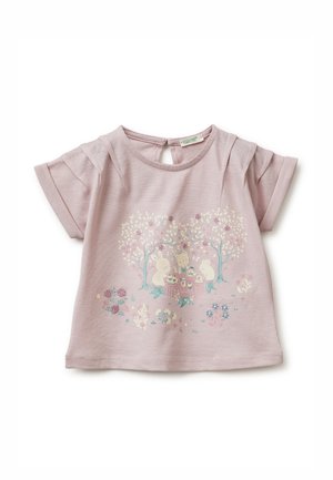 Jasnofioletowa koszulka dla malucha z krótkimi rękawami, z ilustracją zwierząt bawiących się na przyjęciu herbacianym pod kwitnącymi drzewami otoczonymi kwiatami.