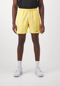 Nike Performance COURT VICTORY - Sport rövidnadrágok - topaz gold/black