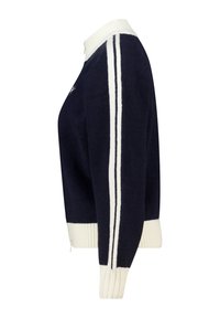 Maglione blu navy con colletto bianco a coste, dotato di strisce bianche doppie lungo le maniche e orlo a coste. Morbido al tatto.