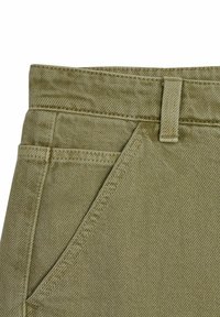 Olijfgroene katoen stof van een broek, met een rechte snit, tailleband met een lus, en schuin geplaatste voorkeurs met zichtbare stiksel.