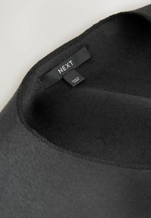 Schwarzes Fleece-Oberteil mit glatter Textur. Verfügt über einen runden Ausschnitt und ein eingenähtes Etikett mit der Markenbezeichnung "NEXT."